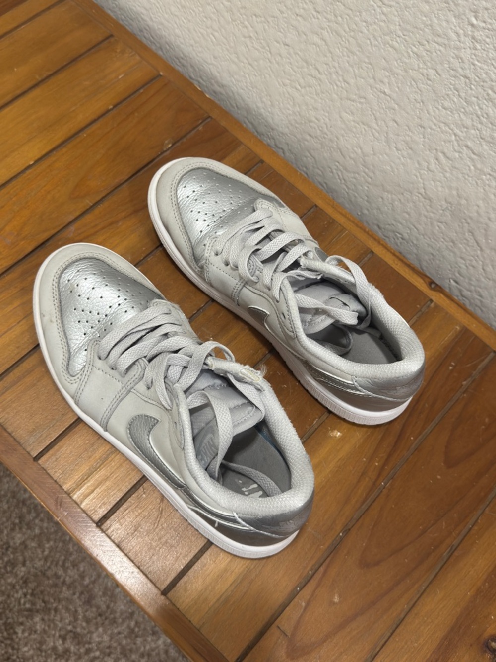 AIR JORDAN 1 KIDS RETRO LOW OG METALLIC SILVER